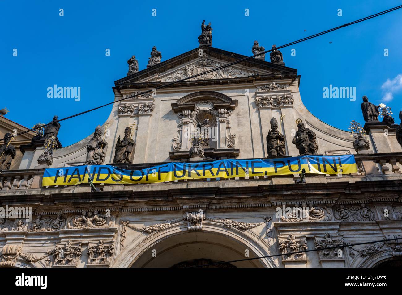Prag, Tschechische Republik - 4. September 2022: Hände weg von der Ukraine Putin - Pro-Ukraine-Schild an der Fassade der Kirche St. Salvator Stockfoto