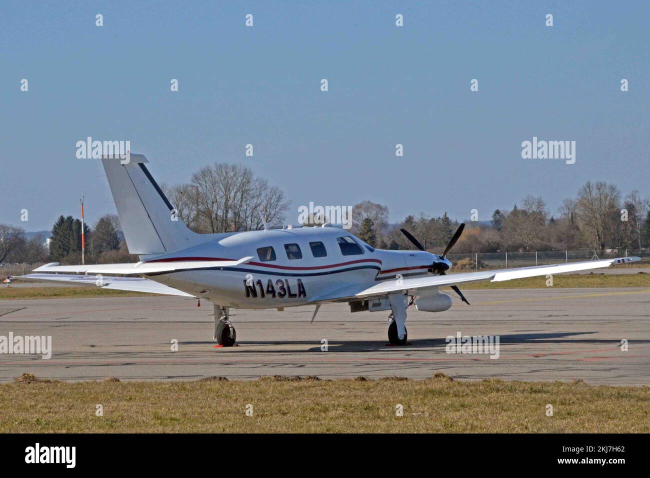 Deutschland, Bayern, Augsburg: N143LA Piper PA.46-350 Malibu Mirage (c/n 4636459). Stockfoto