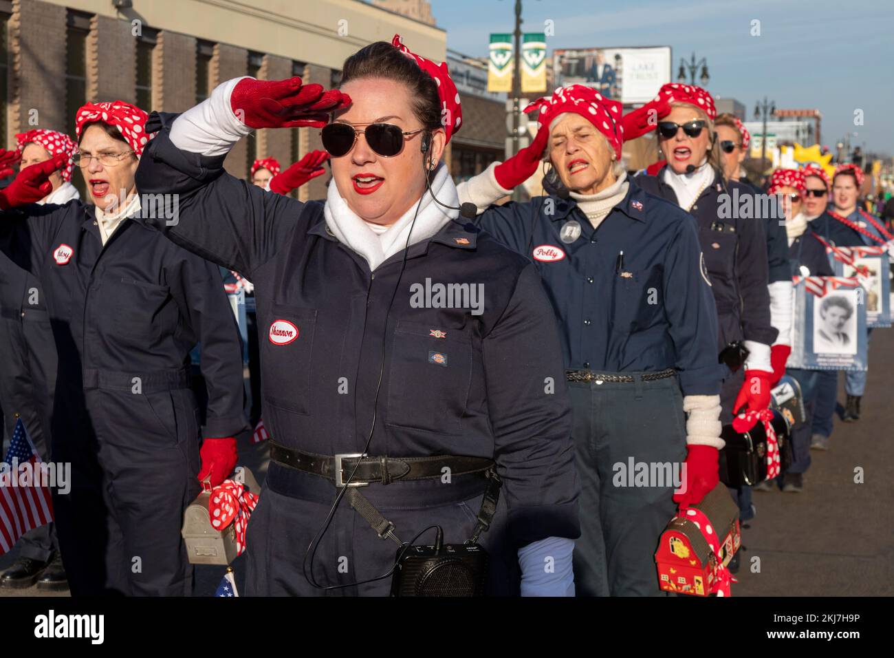 Detroit, Michigan, USA. 24.. November 2022. Das Rosies Drill Team bei Detroits Thanksgiving Day Parade, offiziell Amerikas Thanksgiving Parade. Kredit: Jim West/Alamy Live News Stockfoto