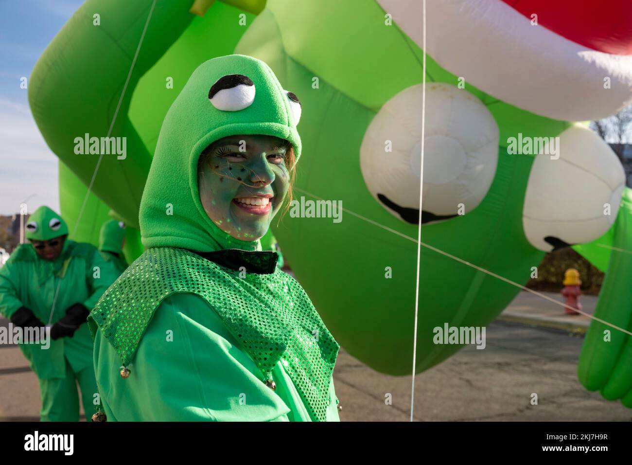 Detroit, Michigan, USA. 24.. November 2022. Ein Kermit, der Frosch, der Ballonbesitzer bei Detroits Thanksgiving Day Parade, offiziell Amerikas Thanksgiving Parade. Kredit: Jim West/Alamy Live News Stockfoto