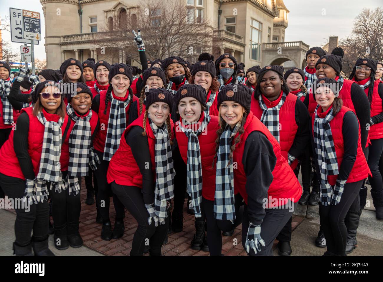 Detroit, Michigan, USA. 24.. November 2022. Die Pfadfinderinnen posieren für ein Foto, bevor sie an der Thanksgiving Day Parade in Detroit teilnehmen, der offiziellen Thanksgiving Parade in Amerika. Kredit: Jim West/Alamy Live News Stockfoto