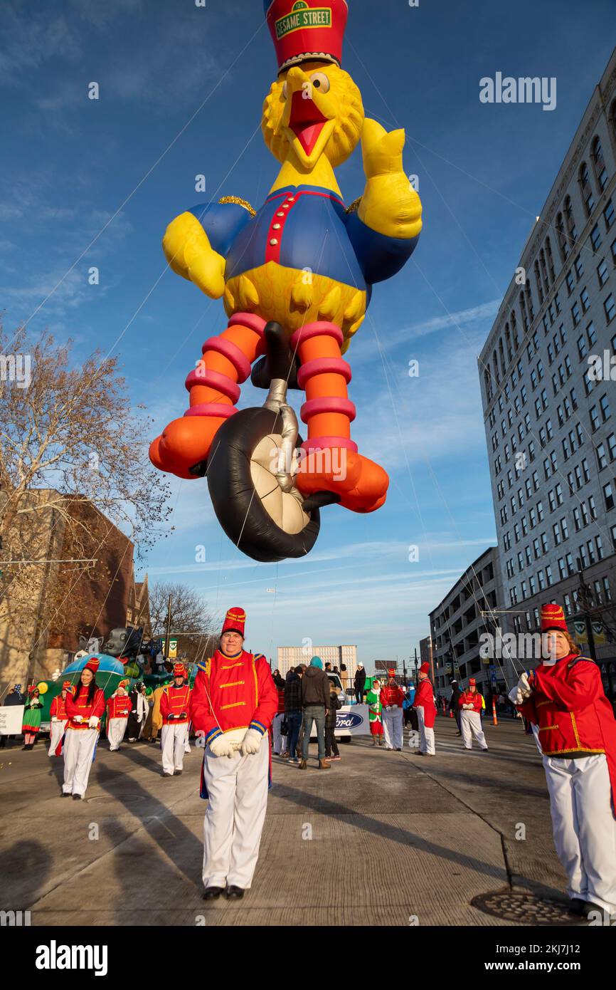 Detroit, Michigan, USA. 24.. November 2022. Ein Sesamstraße Big Bird Ballon bei Detroits Thanksgiving Day Parade, offiziell Amerikas Thanksgiving Parade. Kredit: Jim West/Alamy Live News Stockfoto