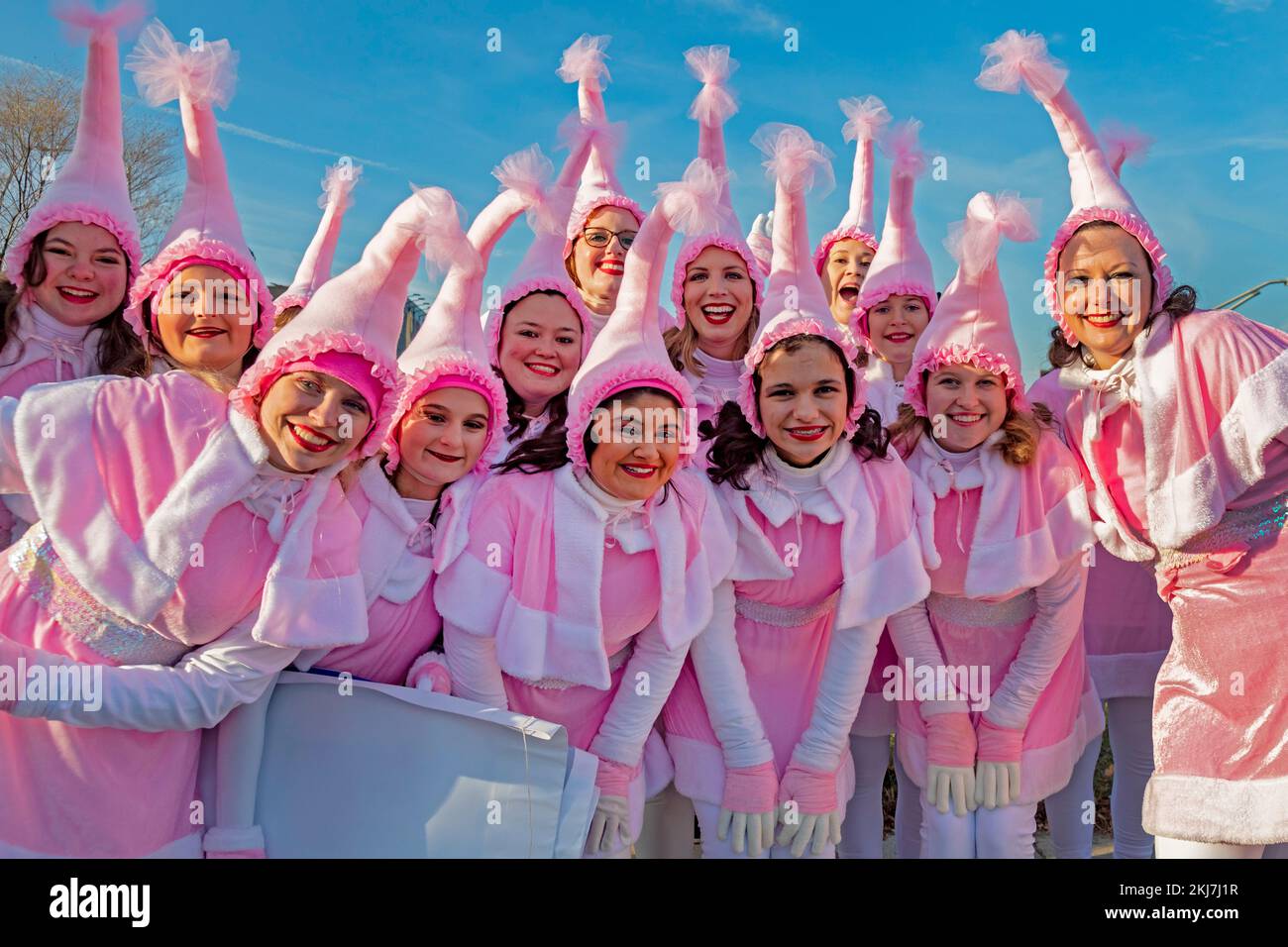 Detroit, Michigan, USA. 24.. November 2022. Junge Frauen posieren für ein Foto vor Detroits Thanksgiving Day Parade, offiziell Amerikas Thanksgiving Parade. Kredit: Jim West/Alamy Live News Stockfoto