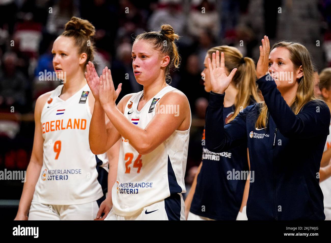 ALMERE, NIEDERLANDE - NOVEMBER 24: Laura Westerik aus den Niederlanden applaudiert beim FIBA Women's EuroBasket 2023 Qualifier Game zwischen den Niederlanden und der Tschechischen Republik im Topsportcentrum Almere am 24. November 2022 in Almere, Niederlande (Foto von Rene Nijhuis/Orange Pictures) Stockfoto