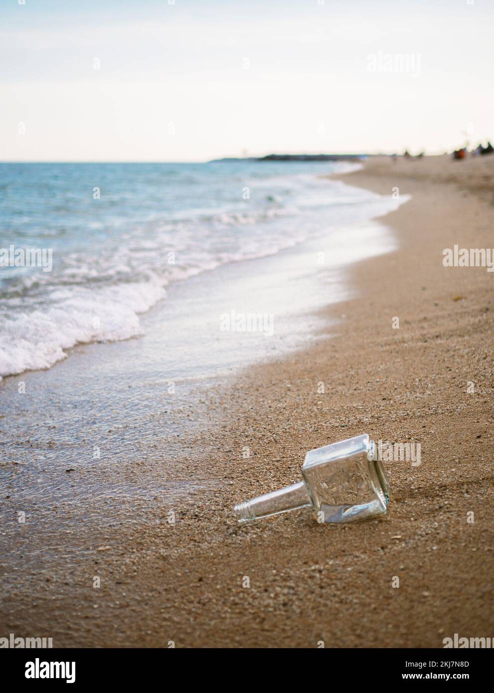 Im Sommer im Sand am Strand abfüllen und jemanden suchen, der sie findet. Stockfoto