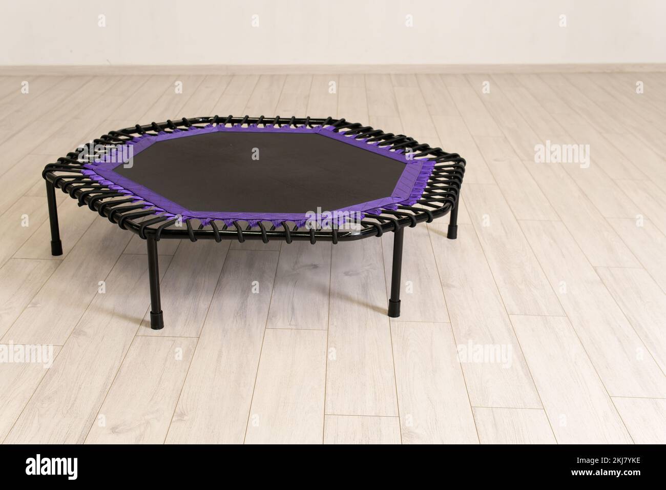 Leerer Raum Wachstum kleiner Sprung Trampolin Cyan Klein weiß Lila Fitness Freizeitspiel Stockfoto
