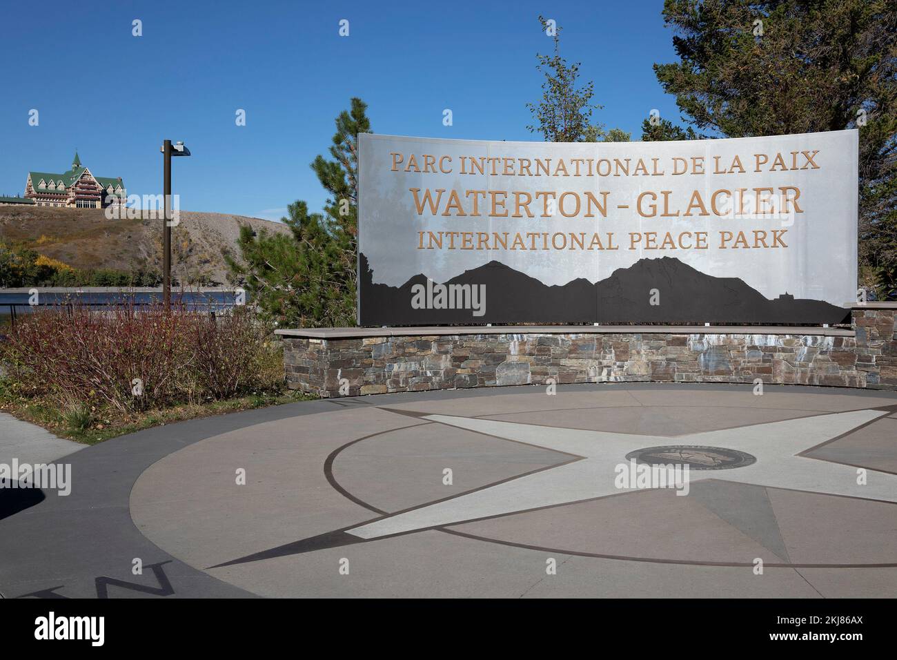 Waterton-Glacier International Peace Park plaza in Waterton, Alberta, Kanada. Es ist der weltweit erste internationale Friedenspark. Stockfoto