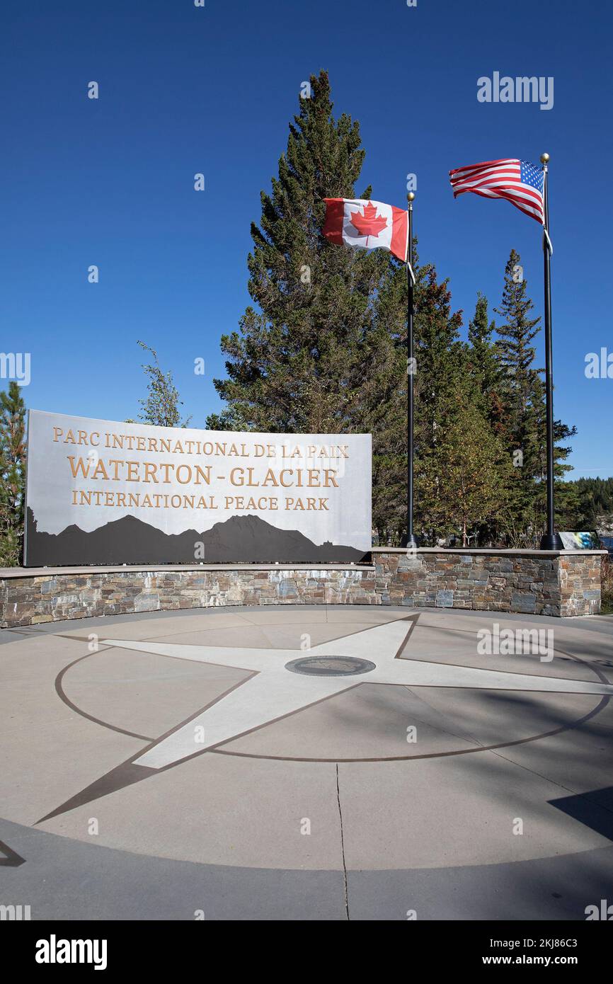 Kanadische und amerikanische Flaggen über der Waterton-Glacier International Peace Park plaza in Alberta, Kanada. Weltweit erster internationaler Friedenspark Stockfoto