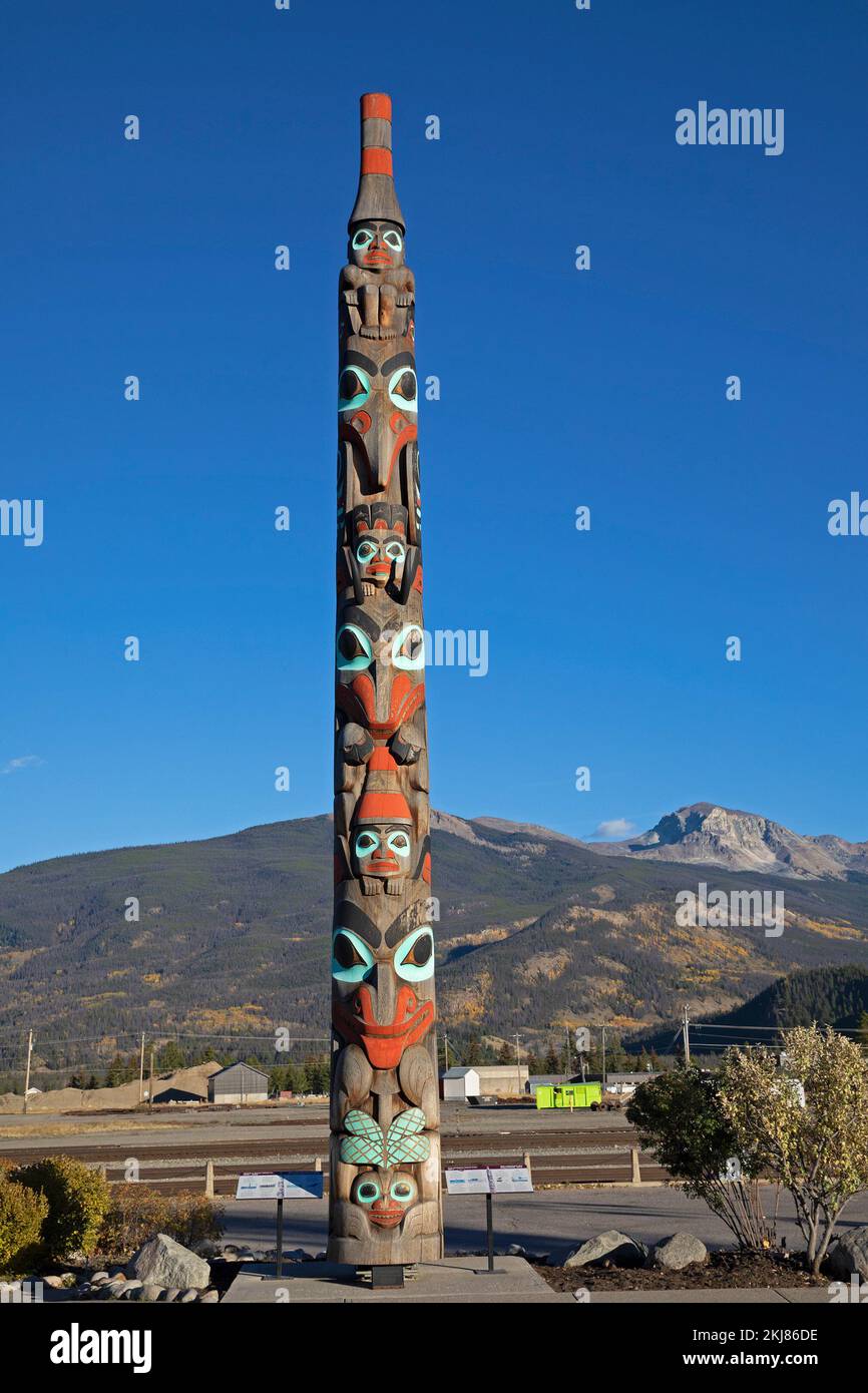Two Brothers Totem Pole im Jasper National Park, Kanada mit Menschen- und Tierfiguren. Die Farben Rot, Blau und Schwarz sind traditionelle Haida-Farben. Stockfoto