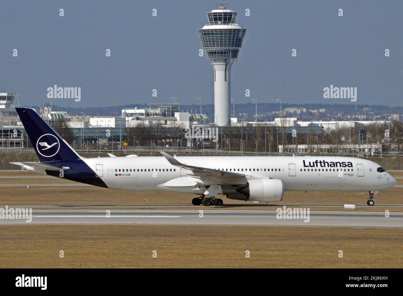 Deutschland, Bayern, München: D-AIXB Airbus A.350-941 (c/n 080) der Lufthansa am Münchner Flughafen Franz Josef Strauss. Stockfoto