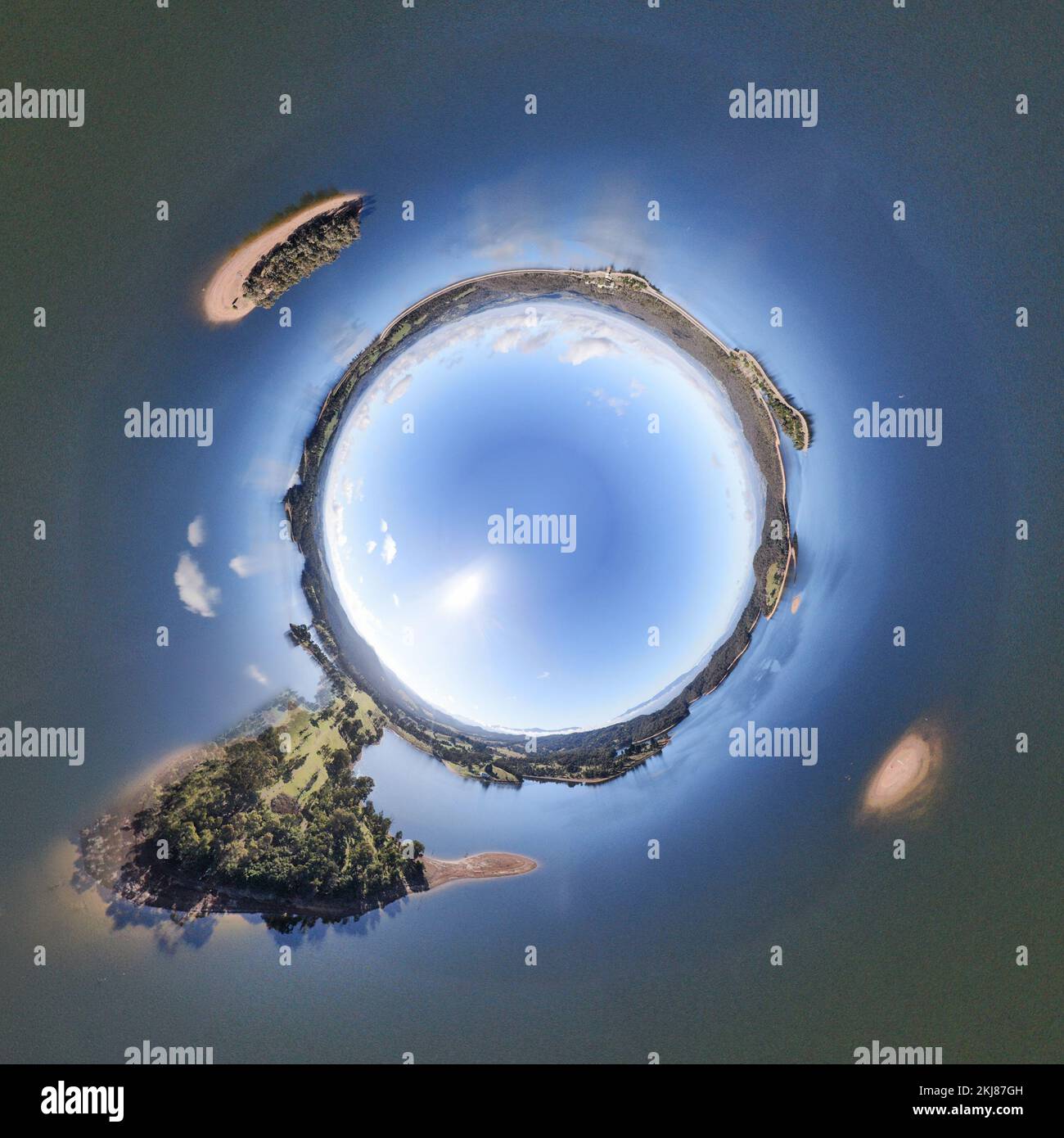 Ein kugelförmiges Panorama der Melbourne-Inseln im ruhigen Ozean unter hellem Himmel Stockfoto