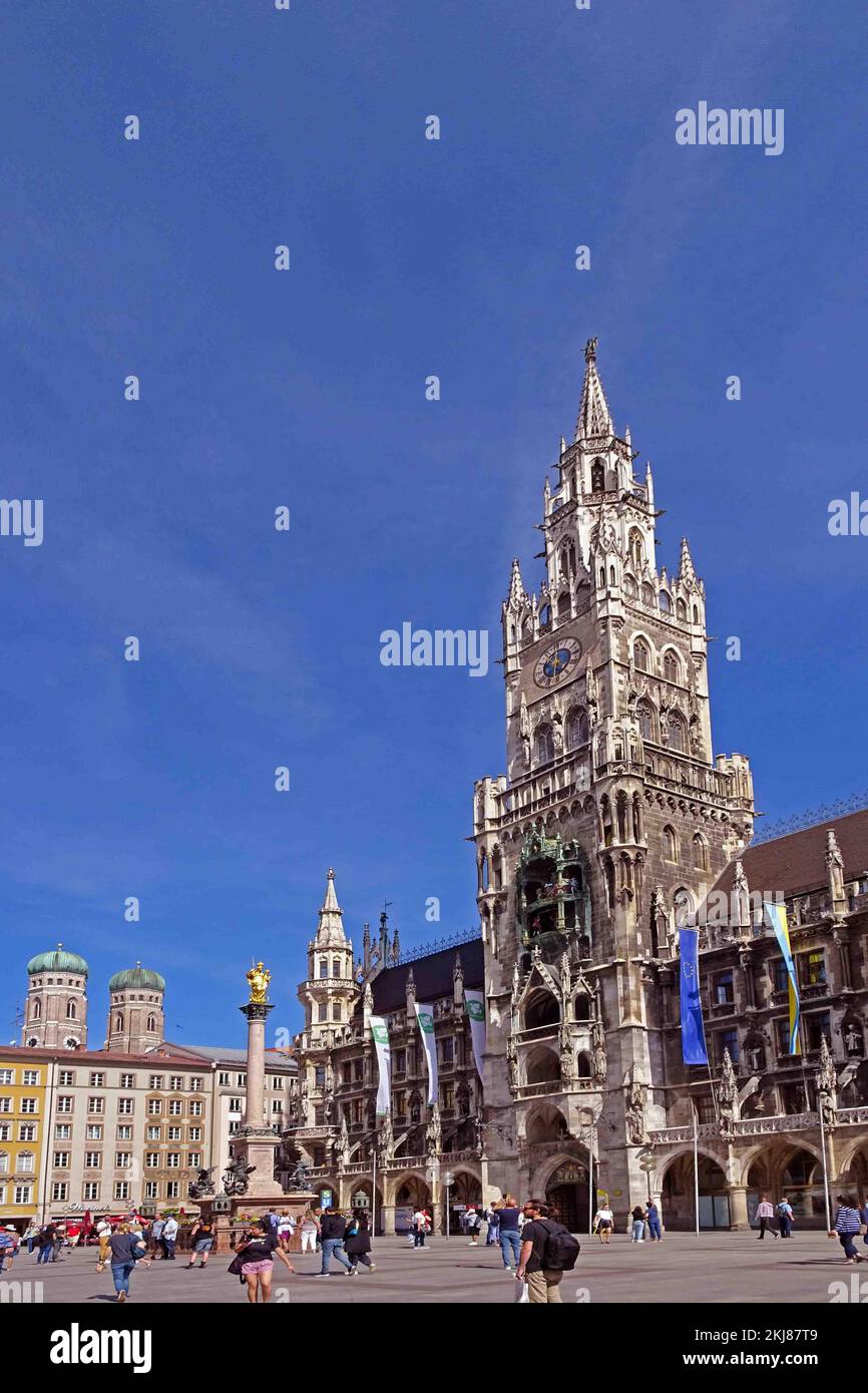 Deutschland, Bayern, München: Marienplatz mit dem Neuen Rathaus, 1867-1908 von Georg Hauberisser im Neugotischen Stil erbaut, Maria-Säule und TW Stockfoto