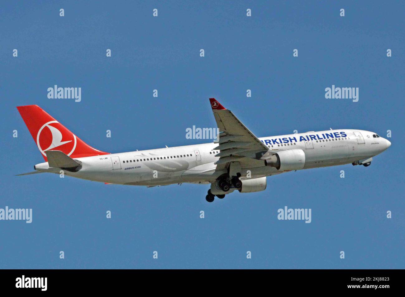 Deutschland, Bayern, München: TC-JIR Airbus A.330-223 (c/n 949) von THY Turkish Airlines am Münchner Franz-Josef-Strauss-Flughafen. Stockfoto