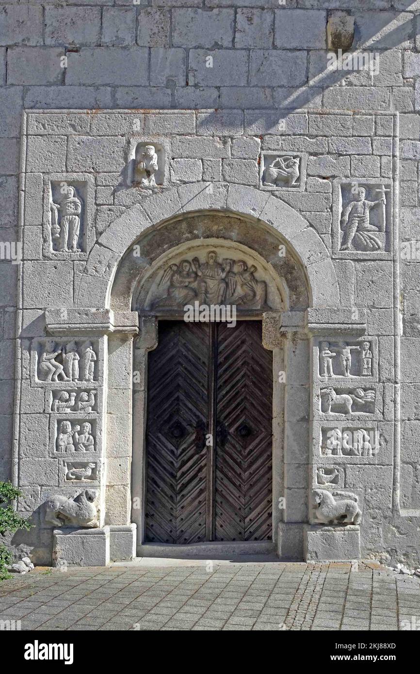 Deutschland, Niederbayern, Bad Gögging: Das überlebende Eintrittsportal der romanischen Kirche St. Andreas, die immer noch neben der neuen Kirche steht. Stockfoto