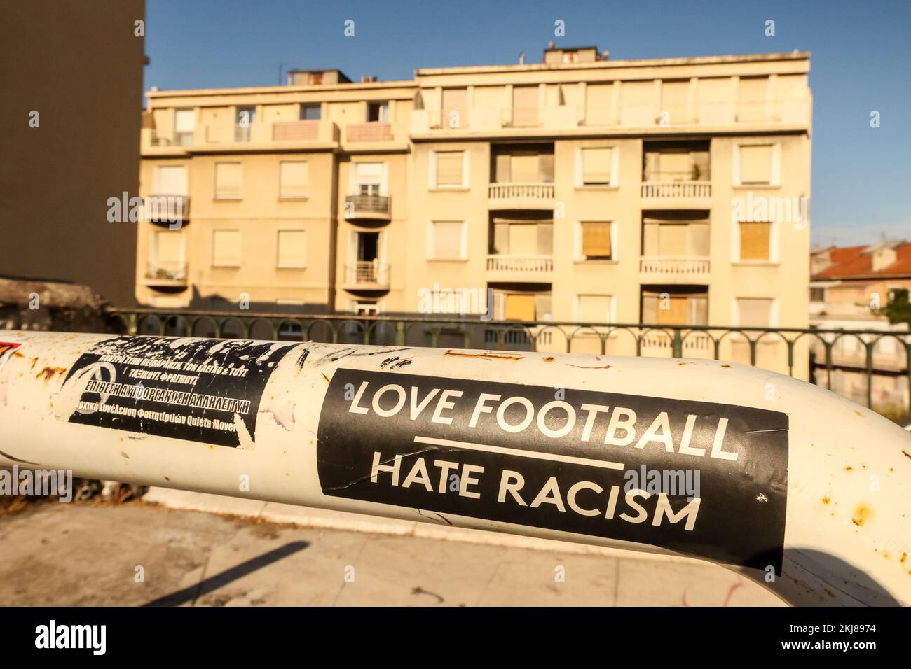 Love Football,Hate Racism,Banner,Publicity,at,Foot of,in der Nähe,Basilica Notre Dame de la Garde,Marseille,Marseille,Commune in, Bouches-du-Rhône, die zweitgrößte Stadt Frankreichs, Marseille, ist die Präfektur des französischen Departements Bouches-du-Rhône und der Hauptstadt, Der Region Provence-Alpes-Côte d'Azur. Südfrankreich,Frankreich,Frankreich,zweitgrößte Stadt Frankreichs,August,Sommer,Europa,Europa, Stockfoto