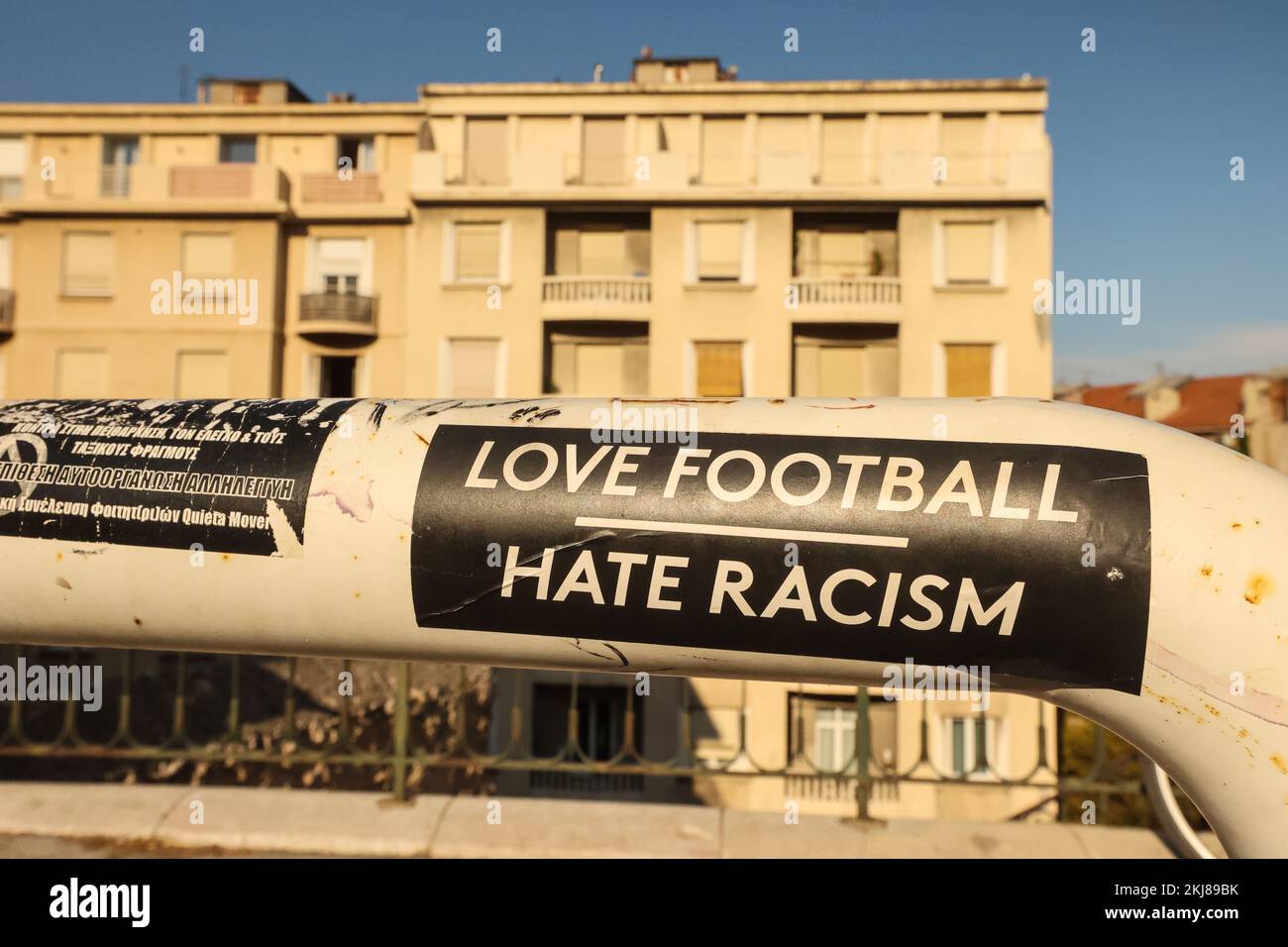 Love Football,Hate Racism,Banner,Publicity,at,Foot of,in der Nähe,Basilica Notre Dame de la Garde,Marseille,Marseille,Commune in, Bouches-du-Rhône, die zweitgrößte Stadt Frankreichs, Marseille, ist die Präfektur des französischen Departements Bouches-du-Rhône und der Hauptstadt, Der Region Provence-Alpes-Côte d'Azur. Südfrankreich,Frankreich,Frankreich,zweitgrößte Stadt Frankreichs,August,Sommer,Europa,Europa, Stockfoto