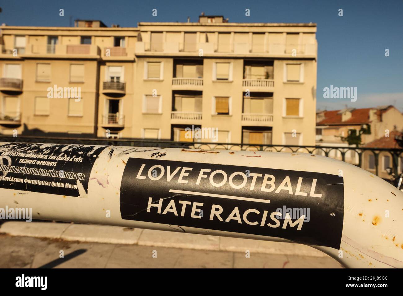 Love Football,Hate Racism,Banner,Publicity,at,Foot of,in der Nähe,Basilica Notre Dame de la Garde,Marseille,Marseille,Commune in, Bouches-du-Rhône, die zweitgrößte Stadt Frankreichs, Marseille, ist die Präfektur des französischen Departements Bouches-du-Rhône und der Hauptstadt, Der Region Provence-Alpes-Côte d'Azur. Südfrankreich,Frankreich,Frankreich,zweitgrößte Stadt Frankreichs,August,Sommer,Europa,Europa, Stockfoto