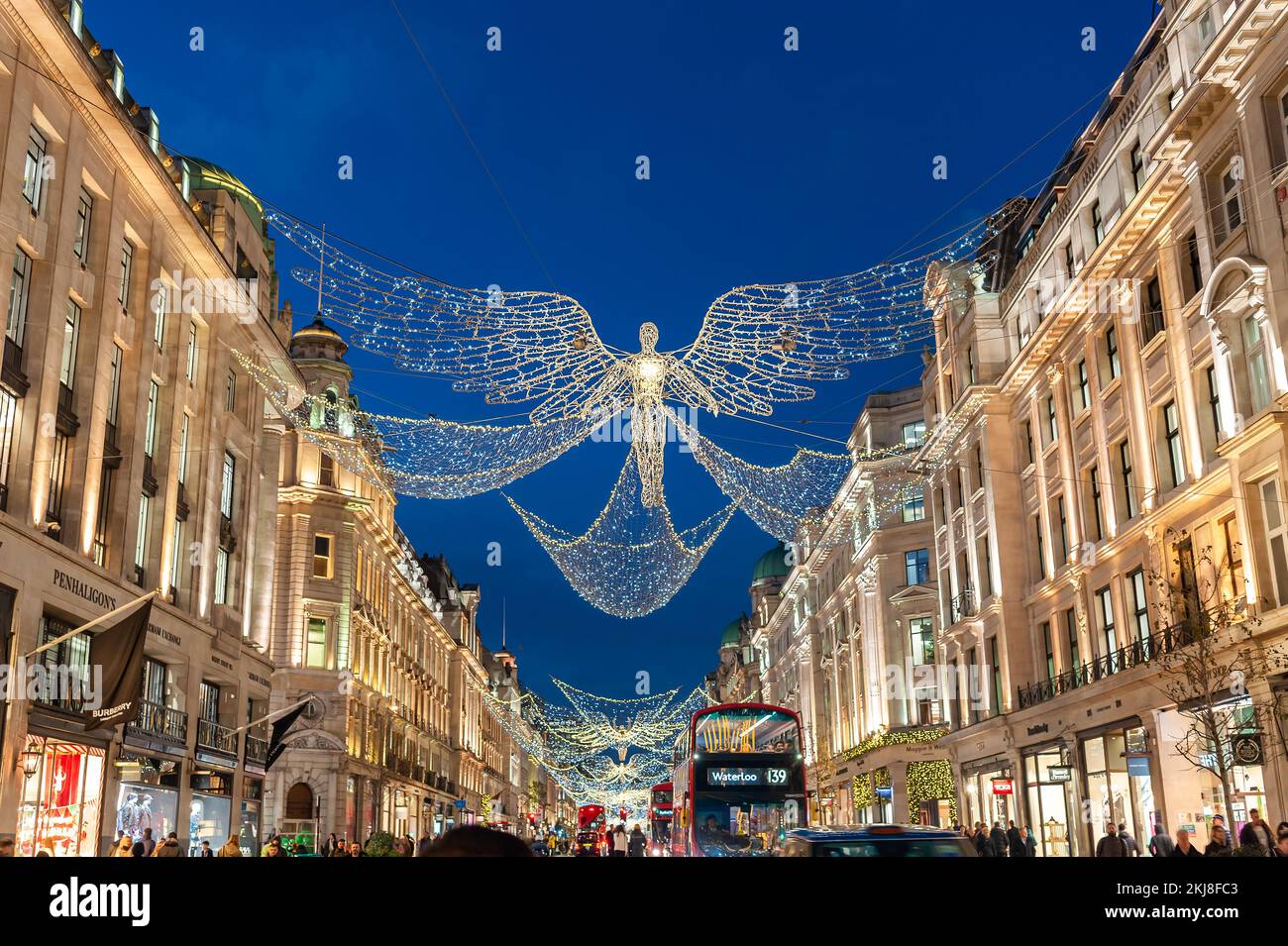 London, England, Großbritannien - 23. November 2022: Weihnachtsdekorationen im Freien mit Engelsformen und Lichtern auf der Straße in der Londoner City, Regents Str. Stockfoto
