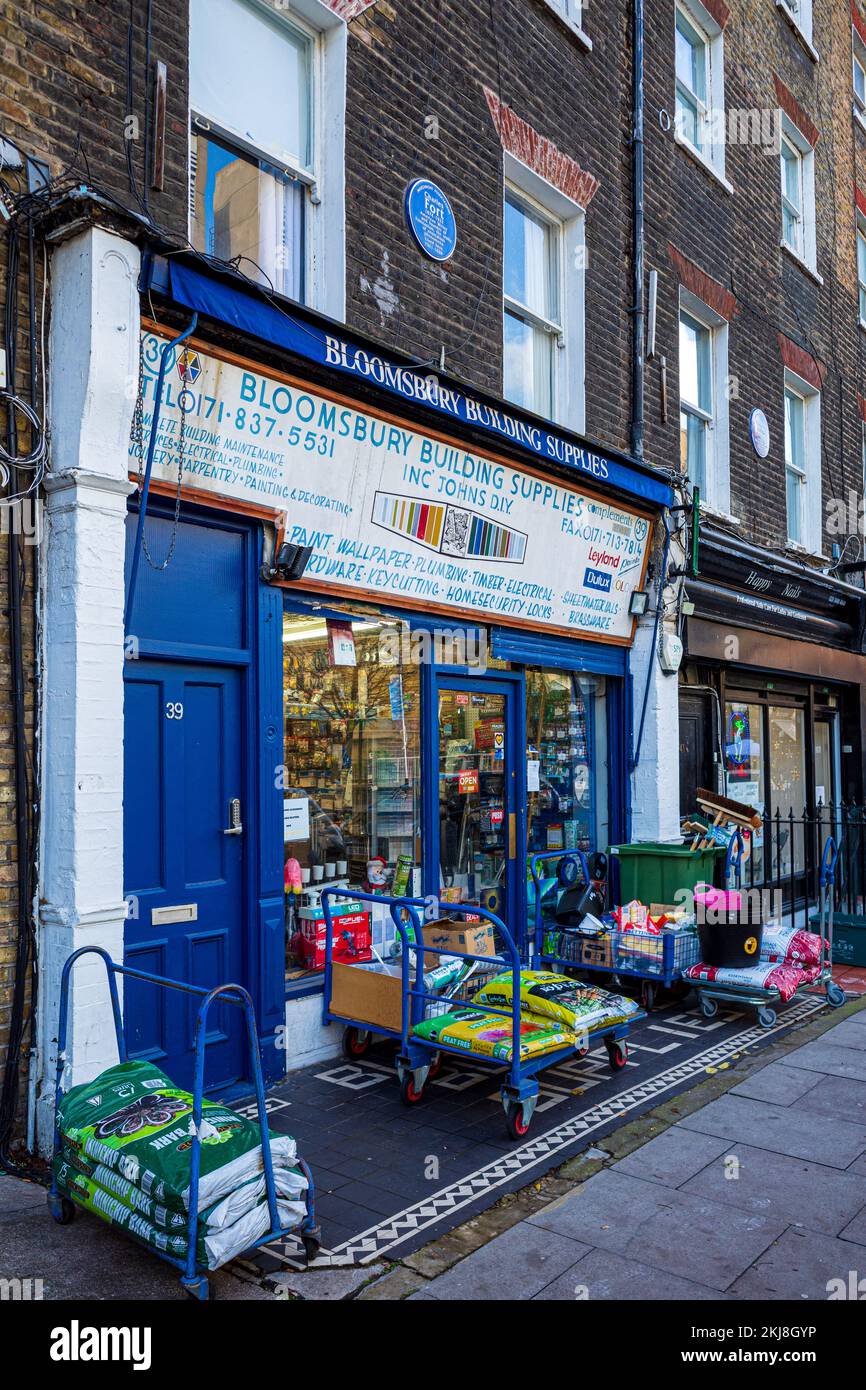 Charles Fort Blue Plakette über einem Baumarkt in Bloomsbury London. Fort, amerikanischer Schriftsteller und Gründer des Forteanismus, lebte hier 1921-28. Stockfoto