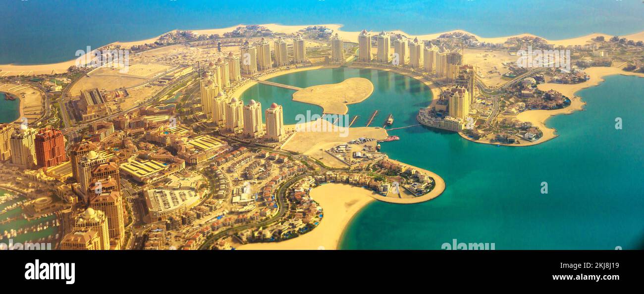 Banner Panorama der Perle-Katar, der künstlichen Insel im Persischen Golf, Doha, Katar, Nahost. Rundflug über Viva Bahriya und Bahriya Beach i Stockfoto