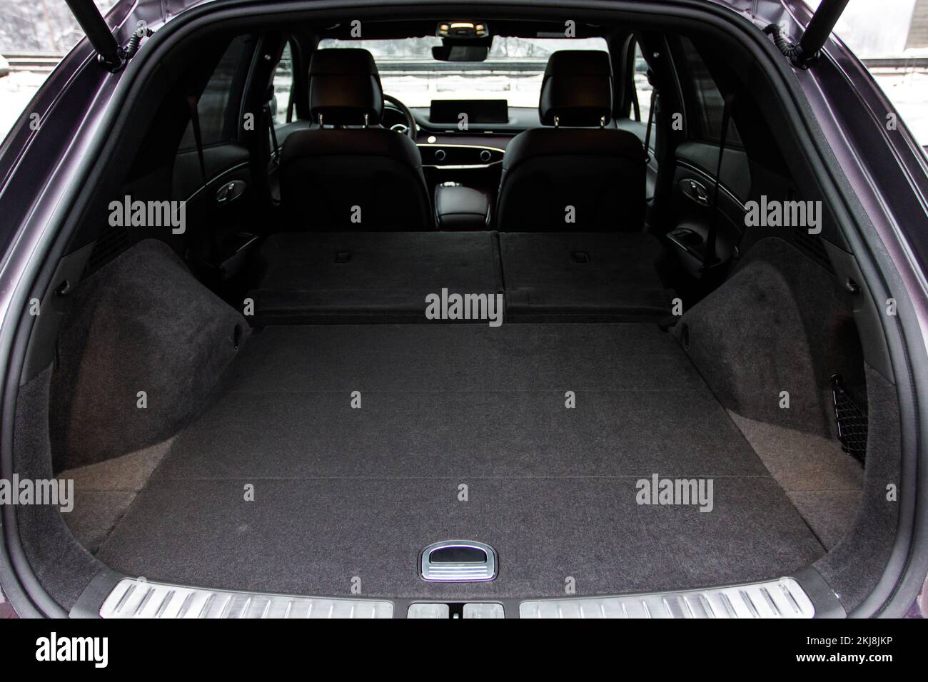 Riesiger, sauberer und leerer Kofferraum im Innenraum eines kompakten suv. Rückansicht eines SUV-Fahrzeugs mit offenem Kofferraum Stockfoto