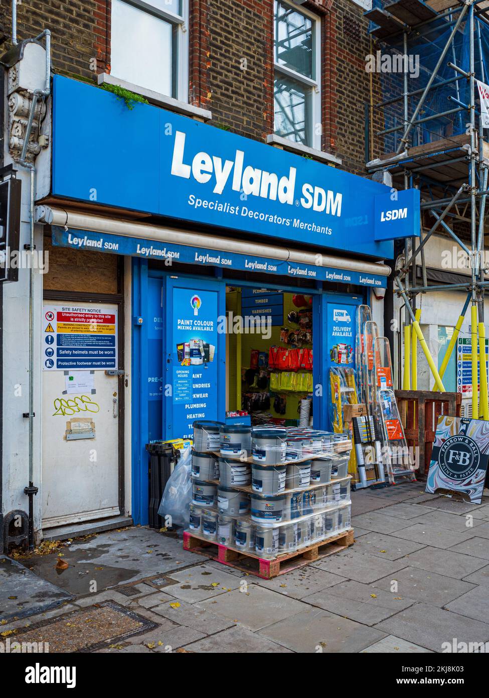Leyland SDM DIY- und Dekorationsgeschäft im Zentrum von London. Leyland Spezialist Dekorateure Händler Shop in London. Stockfoto