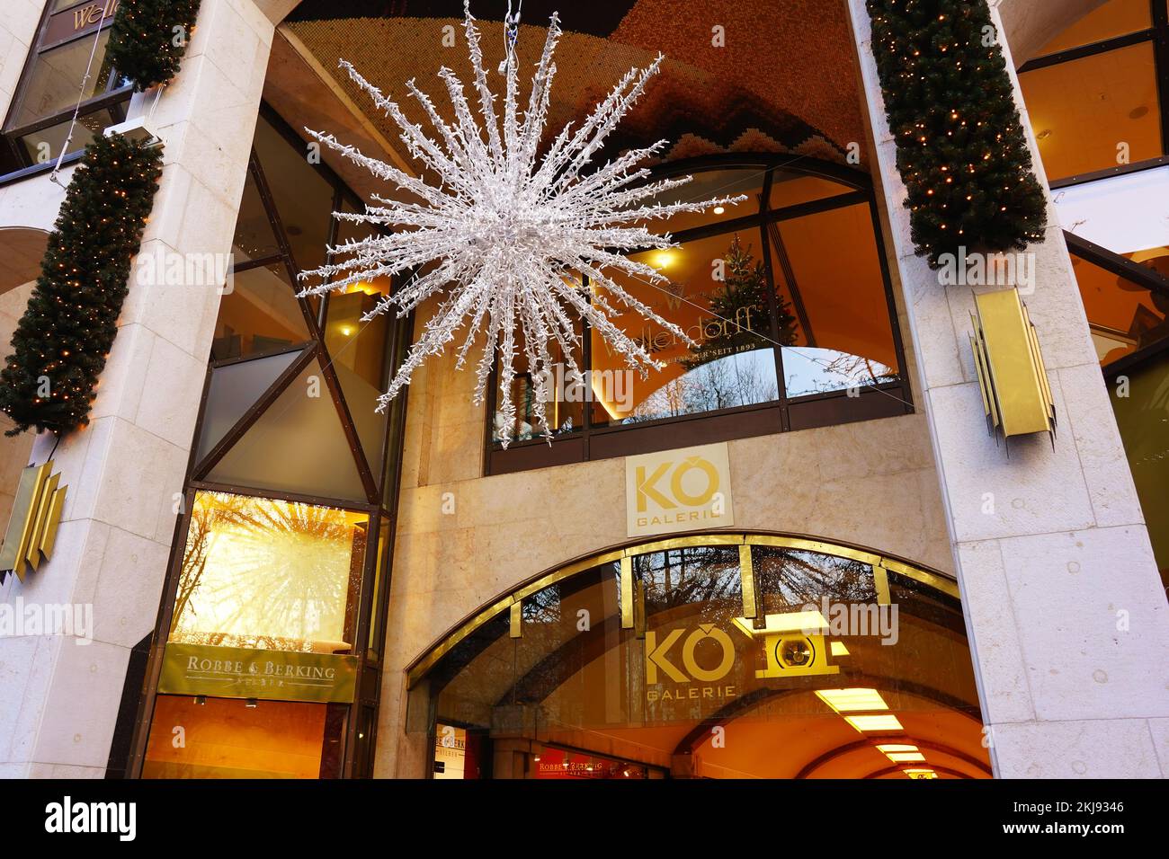 Eingang zum Einkaufscenter Kö-Galerie in Düsseldorf mit festlicher Weihnachtssterndekoration. Stockfoto