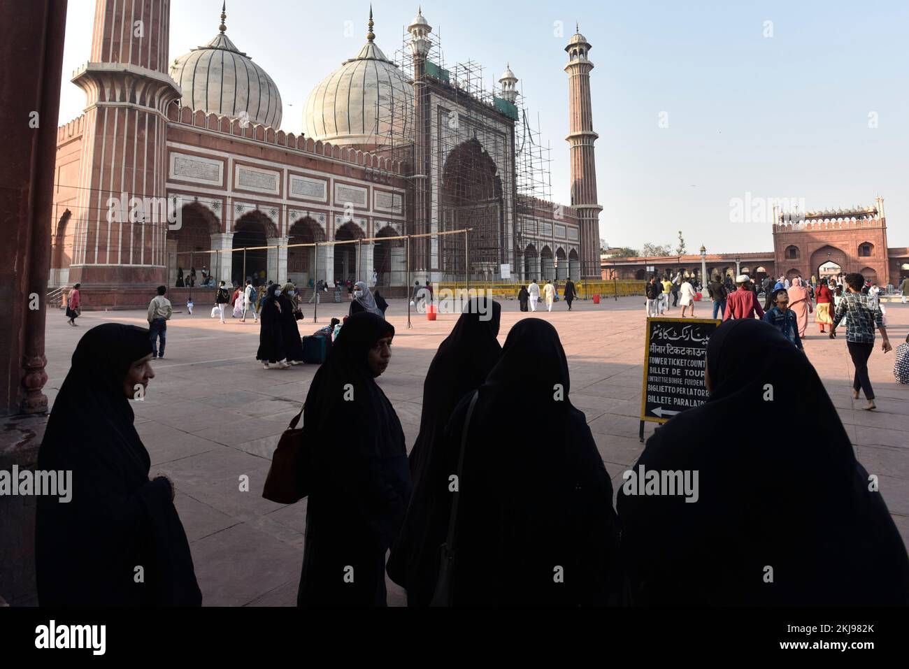 NEU-DELHI, INDIEN - NOVEMBER 24: Frauen und Familienmitglieder im Side The Delhi Jama Masjid am 24. November 2022 in Neu-Delhi, Indien. Das Jama-Masjid am Donnerstag versperrte den Eintritt von Frauen, die „allein kommen“, und nutzte es als Ort, um „Jungen zu treffen“. „Es gibt keine Beschränkung für die Einreise von Frauen“, sagte Jama Masjid pro Sabiullah Khan. "Die Beschränkung gilt für Frauen, die allein hierher kommen, Männern Zeit geben, Unrecht tun, Videos machen." Er stellt klar, dass Frauen mit ihren Ehemännern oder Familien mitkommen dürfen. (Foto: Salman Ali/Hindustan Times/Sipa USA) Stockfoto