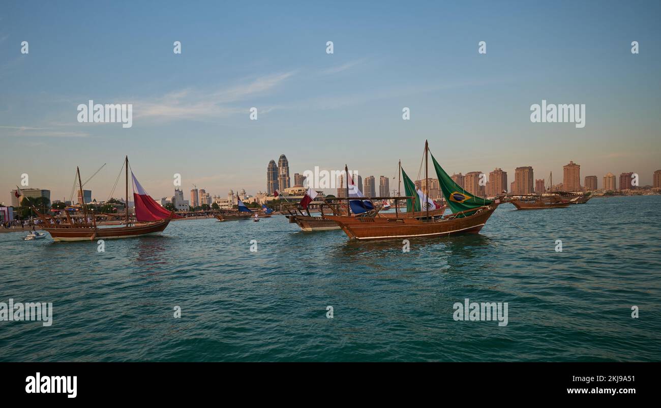 Katara12. traditionelles Dhow-Festival in Doha, Katar, Nachmittagsfoto mit Dhows im arabischen Golf mit Flaggen von Ländern des FIFA-Wortschecks 2022 Stockfoto