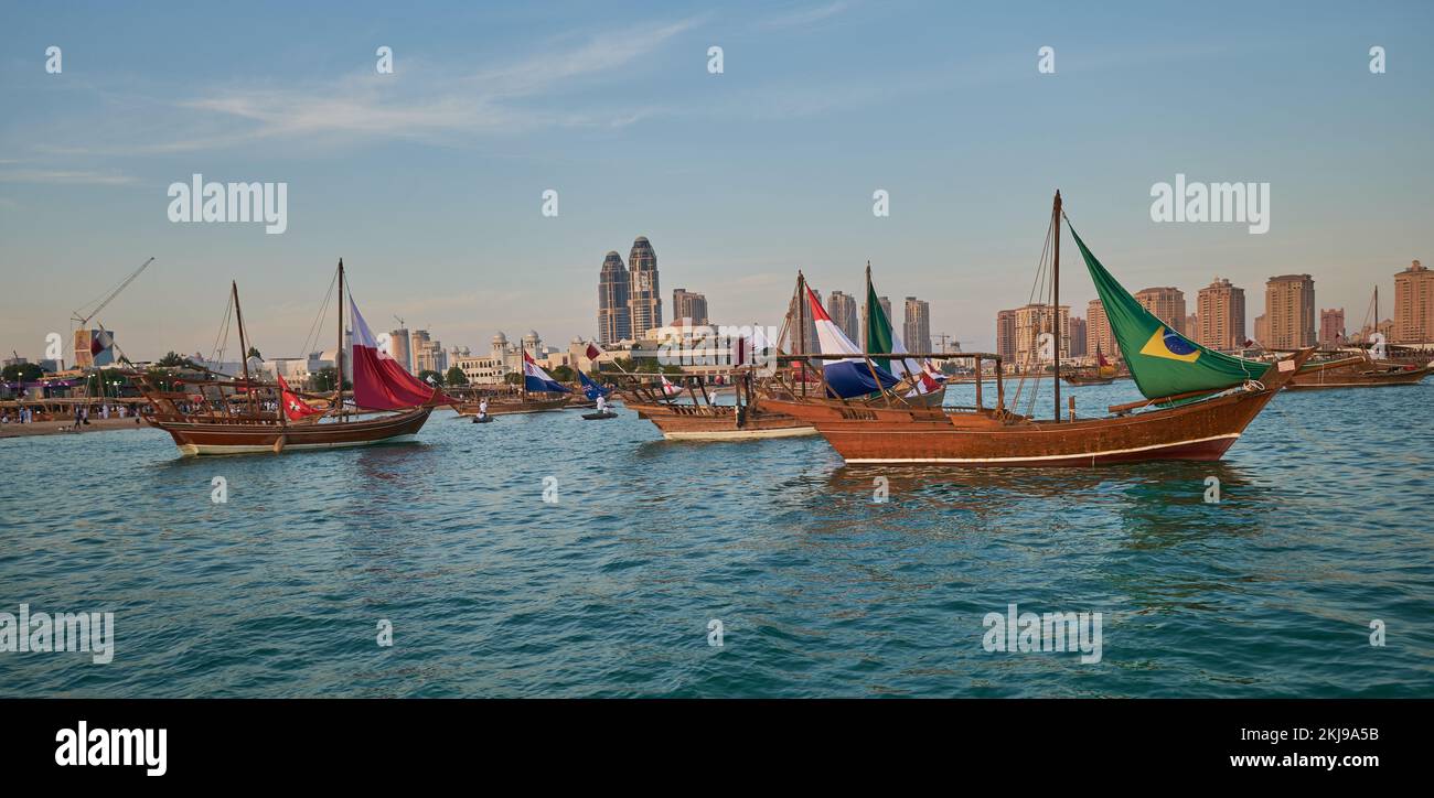 Katara12. traditionelles Dhow-Festival in Doha, Katar, Nachmittagsfoto mit Dhows im arabischen Golf mit Flaggen von Ländern des FIFA-Wortschecks 2022 Stockfoto