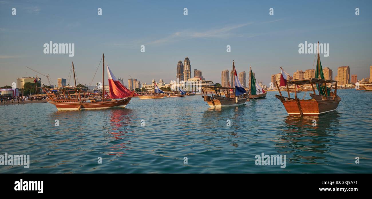 Katara12. traditionelles Dhow-Festival in Doha, Katar, Nachmittagsfoto mit Dhows im arabischen Golf mit Flaggen von Ländern des FIFA-Wortschecks 2022 Stockfoto