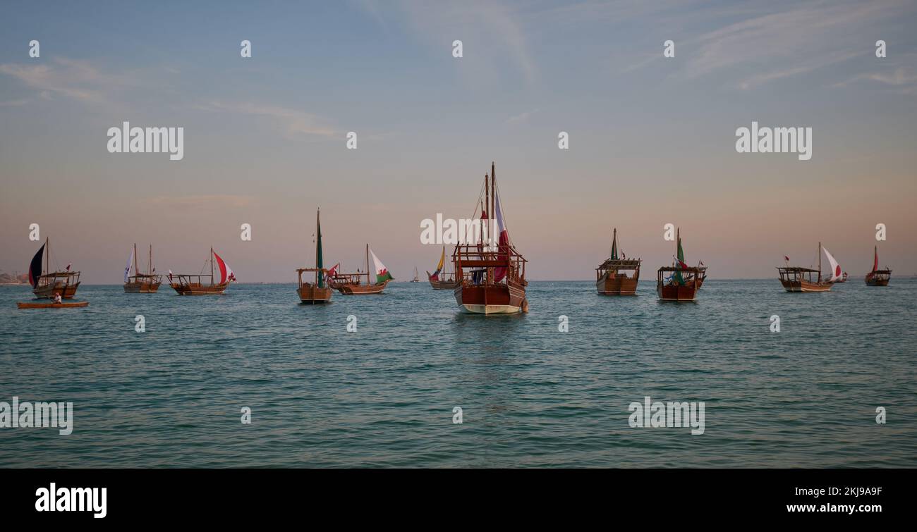 Katara12. traditionelles Dhow-Festival in Doha, Katar, Nachmittagsfoto mit Dhows im arabischen Golf mit Flaggen von Ländern des FIFA-Wortschecks 2022 Stockfoto