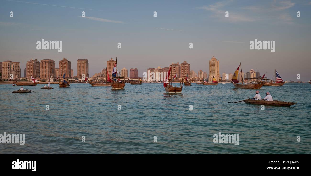 Katara12. traditionelles Dhow-Festival in Doha, Katar, Nachmittagsfoto mit Dhows im arabischen Golf mit Flaggen von Ländern des FIFA-Wortschecks 2022 Stockfoto