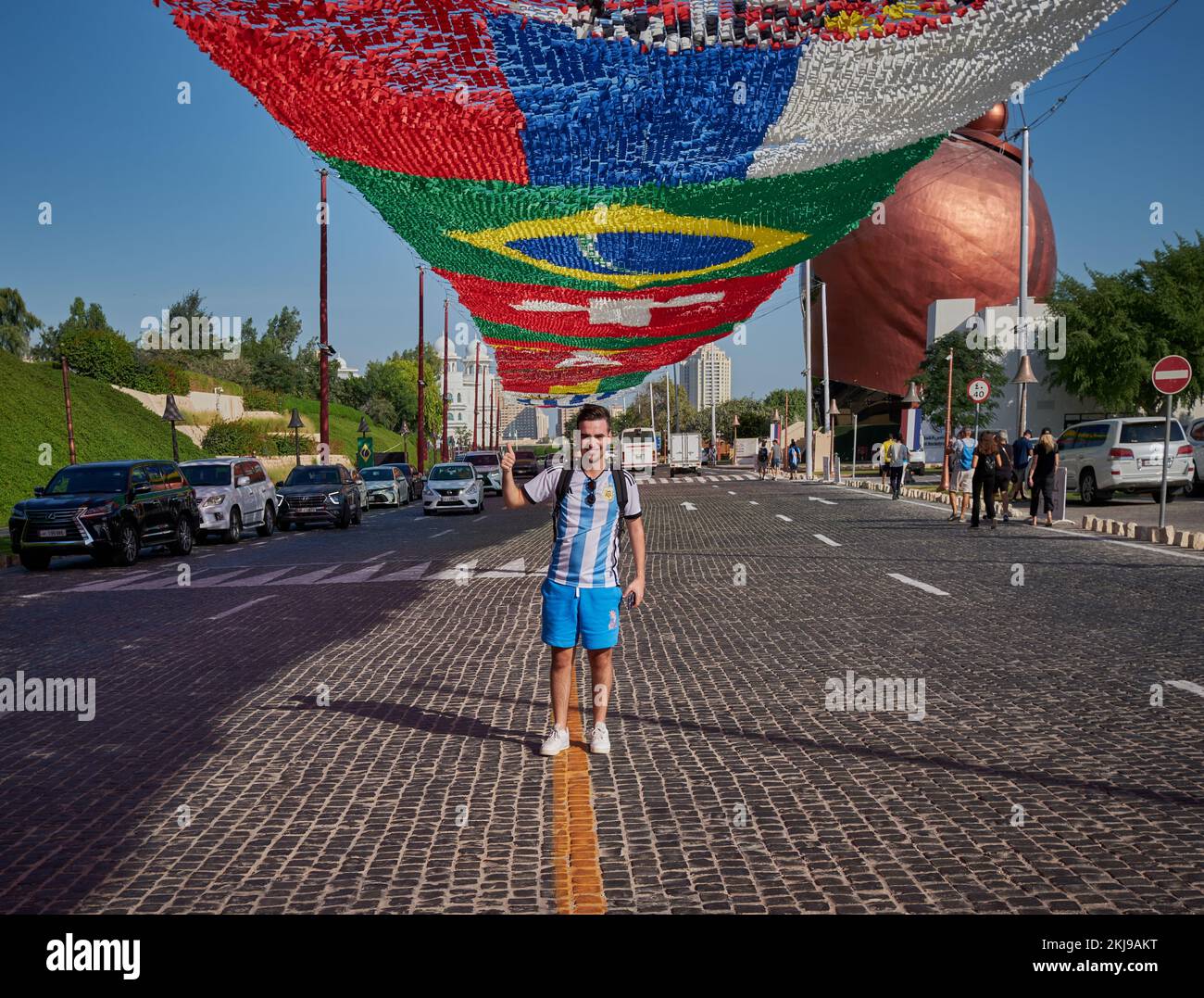 Katara Kulturdorf, Doha, Katar Hauptstraße Nachmittagsfoto mit Flaggen von Ländern des FIFA Wortschatzes 2022 Stockfoto