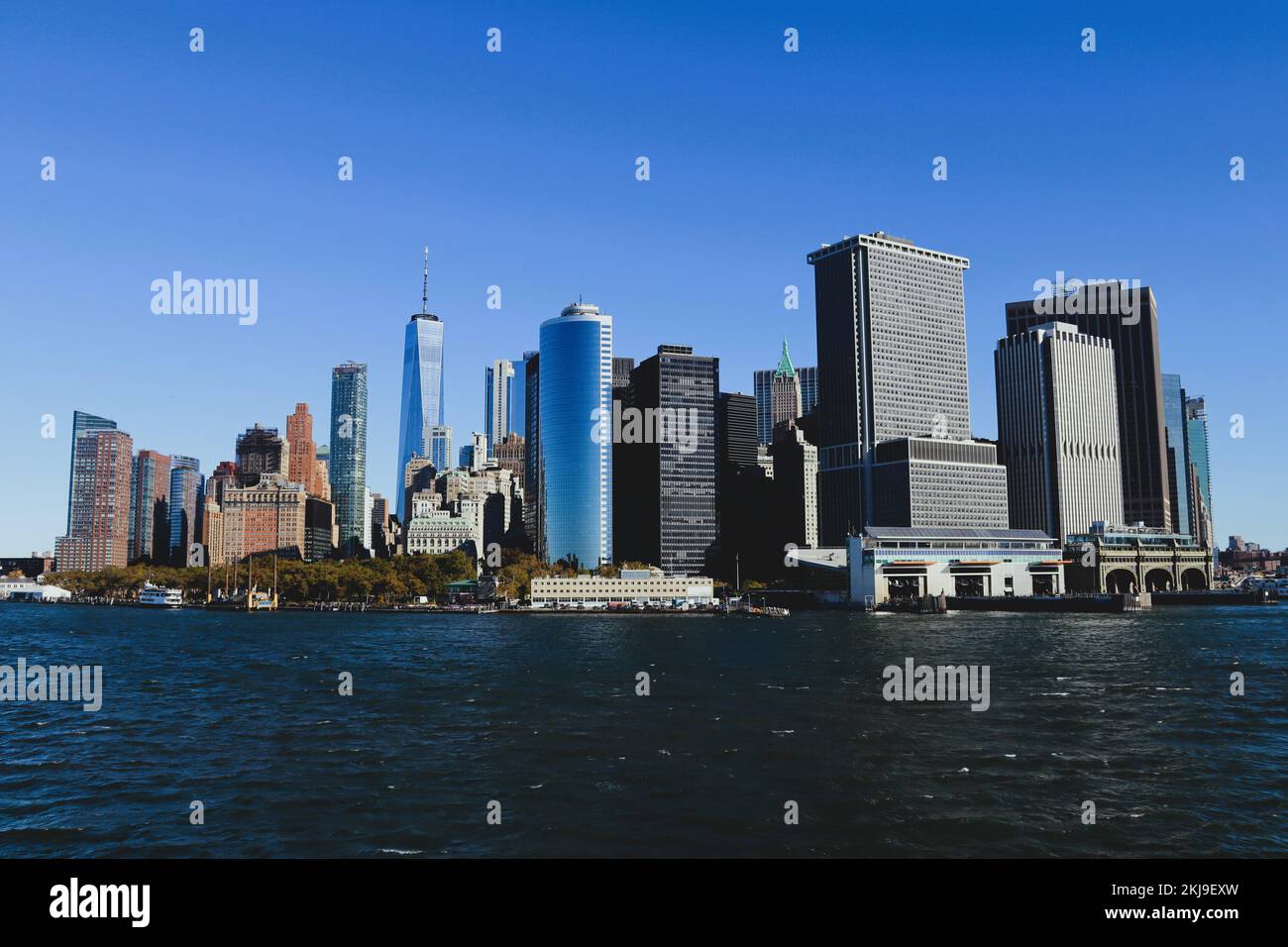 Die wunderschöne Skyline von New York City steht wie immer mit all ihrer Pracht. Ein Symbol der Freiheit, ein Symbol der Hoffnung und ein Symbol der Chance. Stockfoto