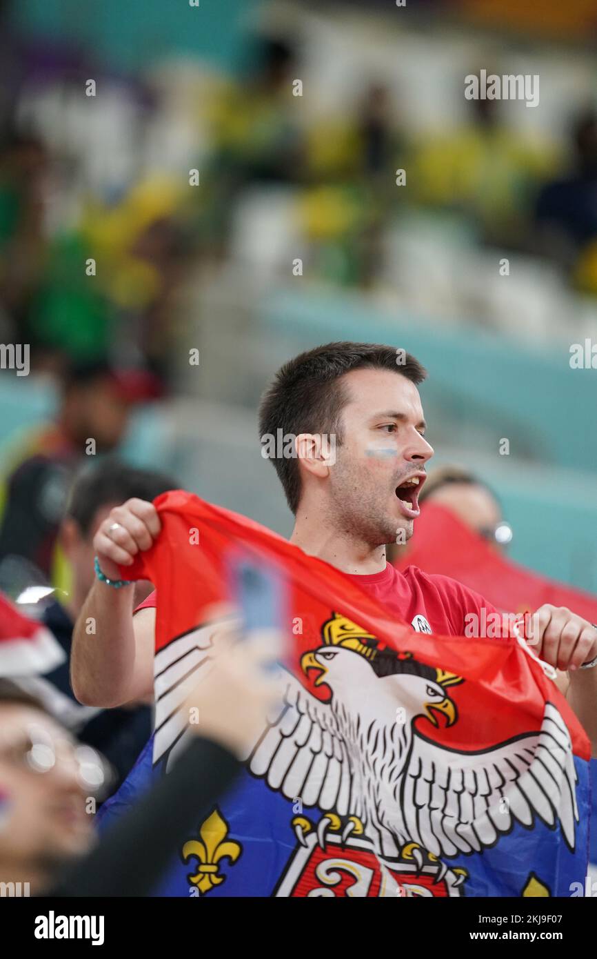 LUSAIL, KATAR - NOVEMBER 24: Unterstützer Serbiens posieren für ein Foto vor der FIFA Weltmeisterschaft Katar 2022 Gruppe G Spiel zwischen Brasilien und Serbien im Lusail Stadium am 24. November 2022 in Lusail, Katar (Foto von Florencia Tan Jun/PxImages) Kredit: Px Images/Alamy Live News Stockfoto