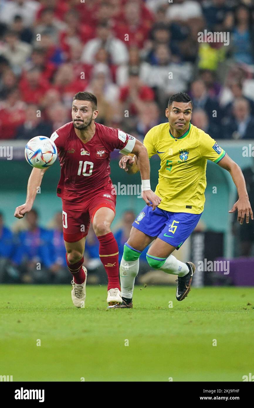 LUSAIL, KATAR - NOVEMBER 24: Brasilianischer Spieler Casemiro kämpft mit dem Spieler von Serbien Dusan Tadic um den Ball während des FIFA Weltmeisterschafts-2022 G-Spiels zwischen Brasilien und Serbien im Lusail Stadium am 24. November 2022 in Lusail, Katar (Foto von Florencia Tan Jun/PxImages) Guthaben: Px Images/Alamy Live News Stockfoto