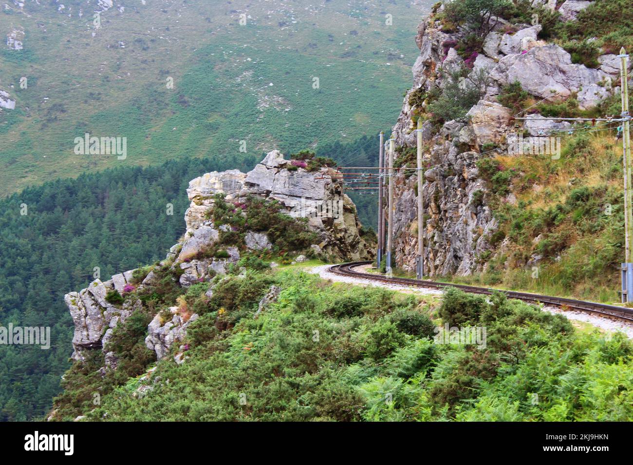 Die Eisenbahn des alten La Rhune oder Larrun, in Sare, Baskenland, in Frankreich, vorbei an engen Felsen, die von den Passagieren gesehen werden Stockfoto
