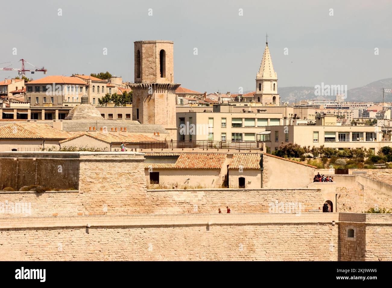 Blick,auf,alt,Mauern,Befestigungsanlagen,neben,alter Hafen,aus Sicht,Palais du Pharo,Palast erbaut für Napoleon III, heute ein Konferenzzentrum, mit Gärten mit Blick auf die Küste,fantastisch,Aussicht,Aussicht,Aussichtspunkt.Marseille,Marseille,Kommune in, Bouches-du-Rhône, die zweitgrößte Stadt Frankreichs, Marseille, die Hauptstadt von Bouches, der Präfektur, Rhône ist Der Region Provence-Alpes-Côte d'Azur. Südfrankreich,Frankreich,Frankreich,zweitgrößte Stadt Frankreichs,August,Sommer,Europa,Europa, Stockfoto