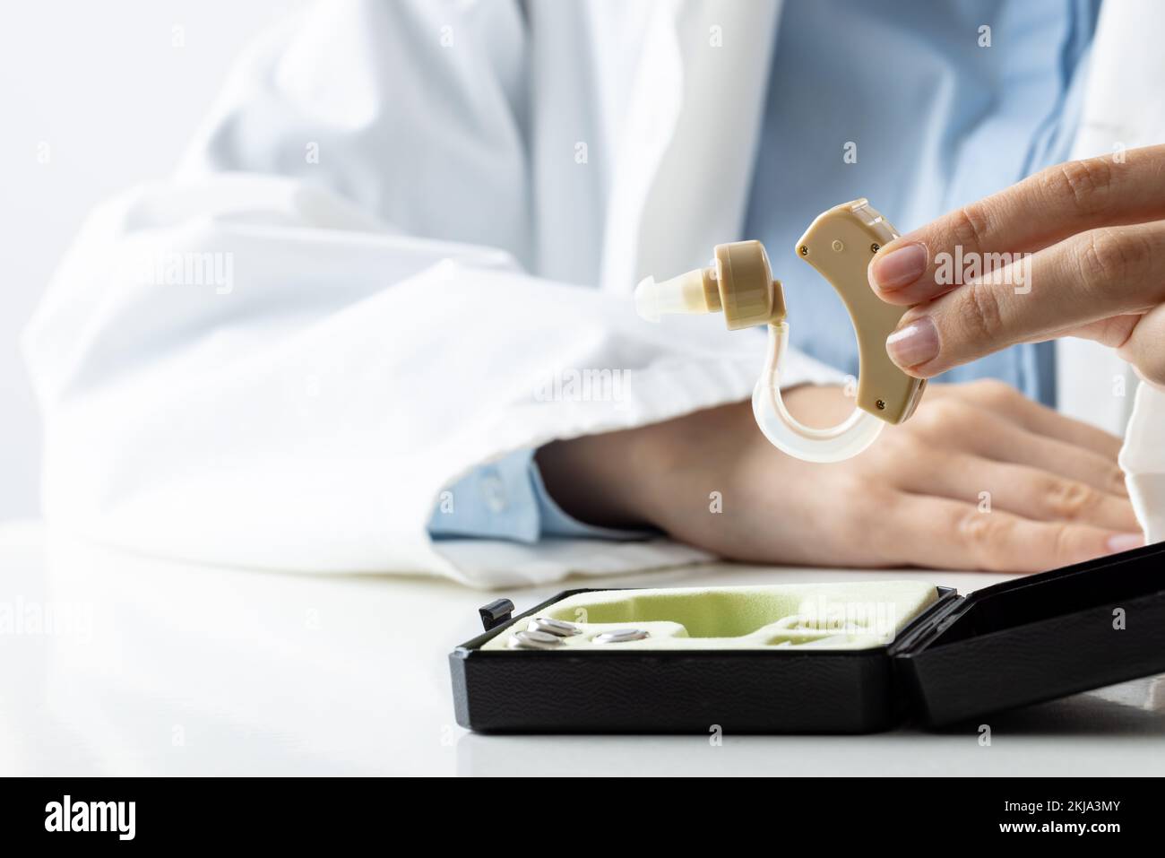 Mittelschnitt einer weissen Hörgeräteärztin Stockfoto