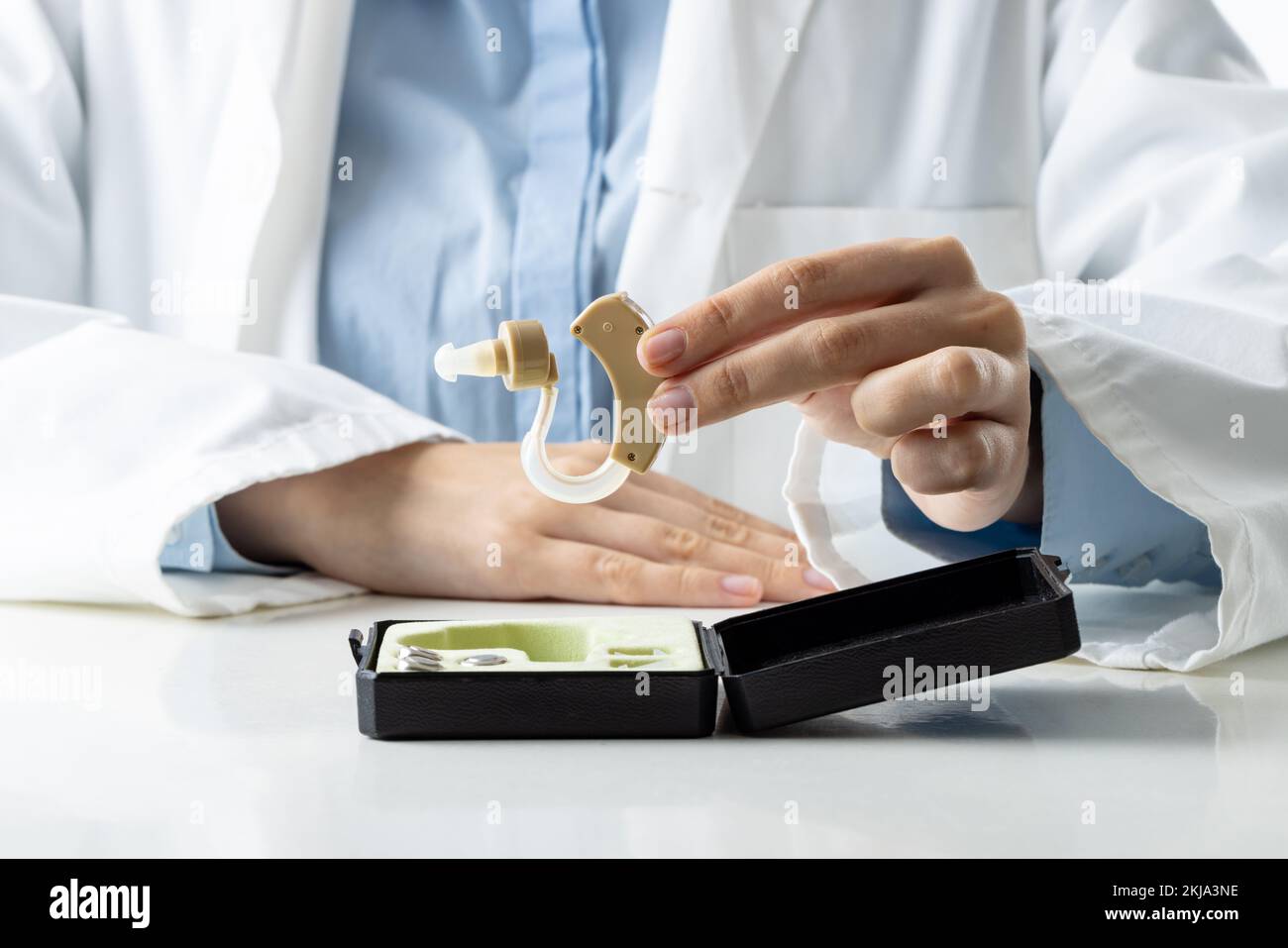 Mittelschnitt einer weissen Hörgeräteärztin Stockfoto