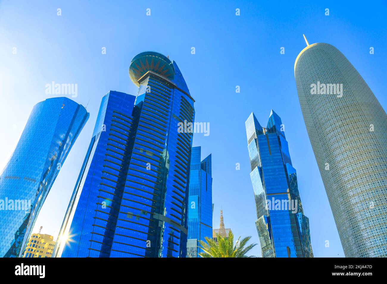 Doha, Katar - 20. Februar 2019: Blick von unten auf den Al Fardan Towers Complex und den Doha Tower, berühmte verglaste Hochhäuser in West Bay. Wolkenkratzer von Stockfoto