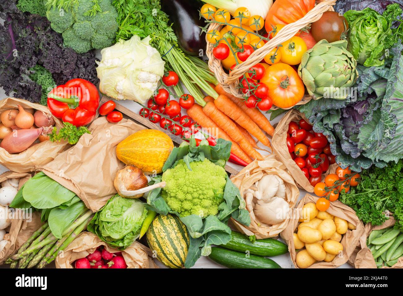 Null Abfall einkaufen. Sortiment von bunten Bio Gemüse, Kohl Tomaten Zwiebeln Pilze squash Paprika Knoblauch. Gesund Hintergrund Nahaufnahme, selektiven Fokus Stockfoto