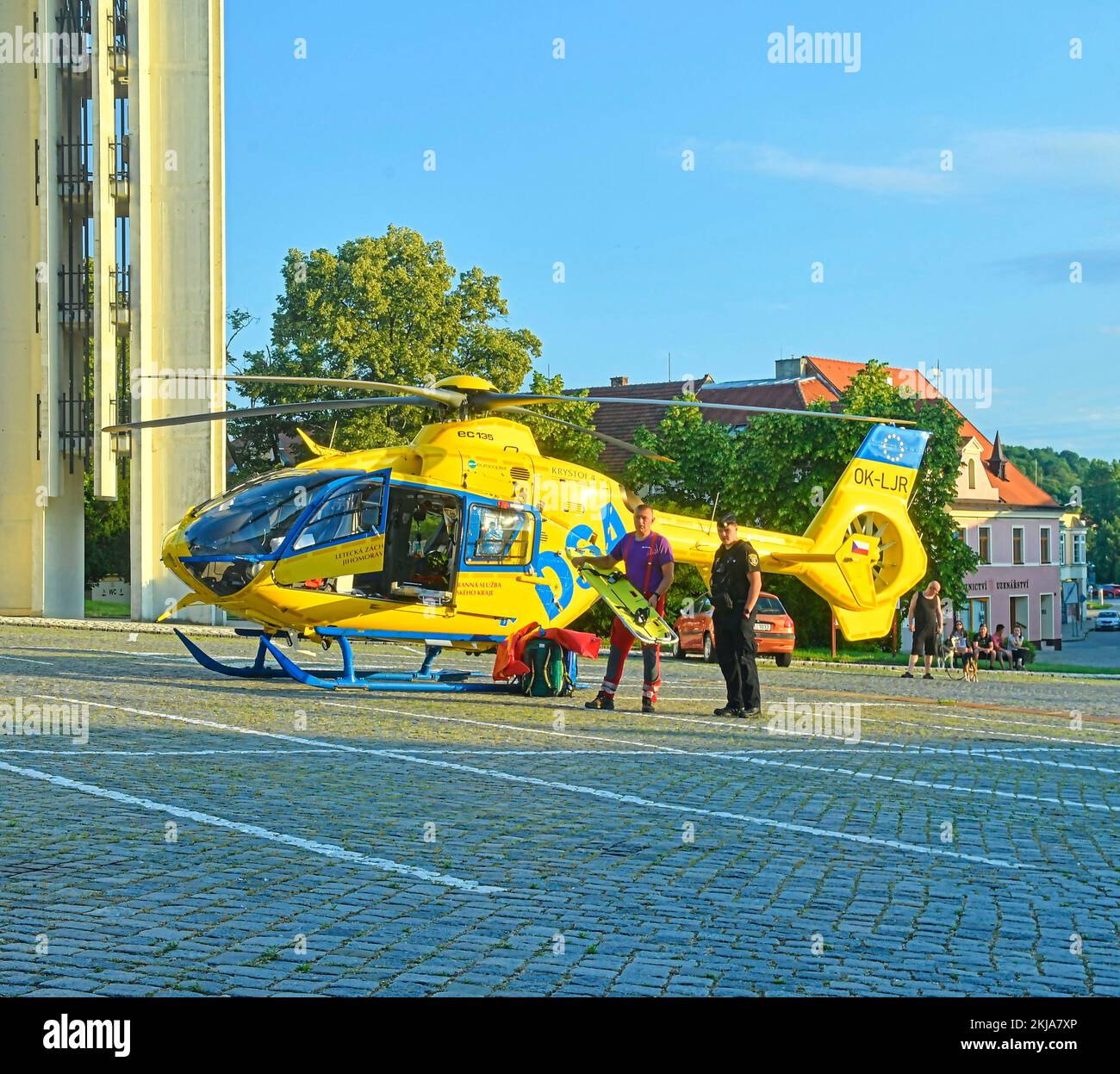 HUSTOPECE, TSCHECHISCHE REPUBLIK - 25. JUNI 2022: Der Rettungshubschrauber auf dem Stadtplatz. Tschechischer Rettungshubschrauber, Markierungen Krystof 4 - Christoph. Policema Stockfoto