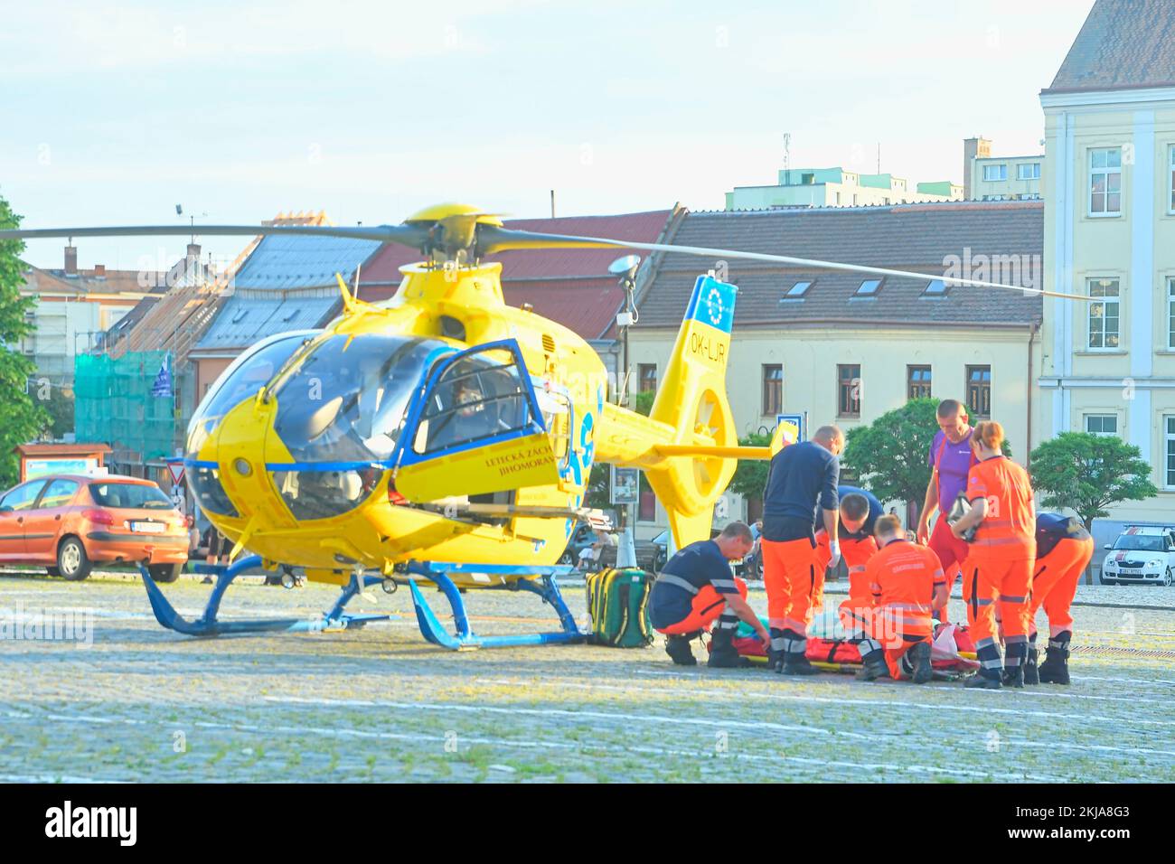 HUSTOPECE, TSCHECHISCHE REPUBLIK - 25. JUNI 2022: Der Rettungshubschrauber auf dem Stadtplatz. Tschechischer Rettungshubschrauber, Markierungen Krystof 4 - Christoph. Mitglieder Stockfoto