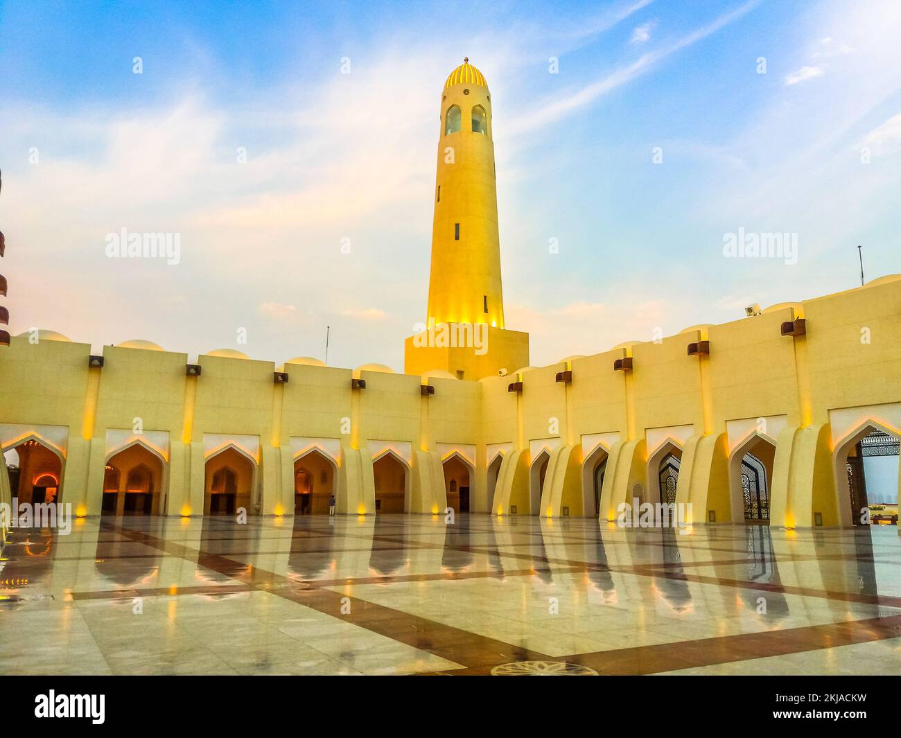 Doha, Katar - 21. Februar 2019: Innenhof mit Minarett und Kuppeln in der Abenddämmerung. Imam Abdul Wahhab Moschee oder Katar State Moschee in der Mitte Stockfoto