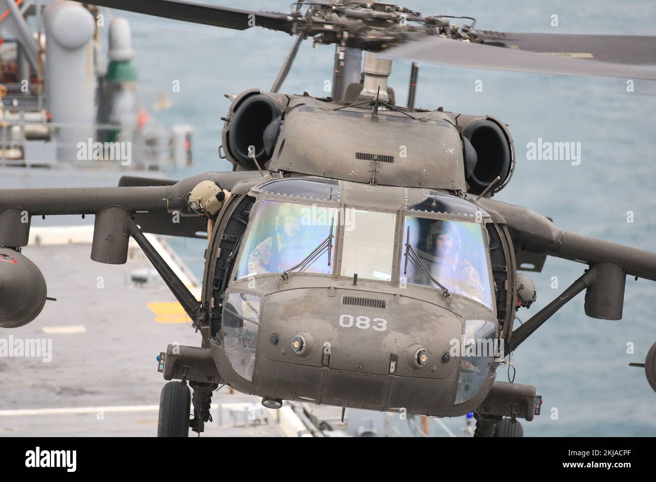 USA Oberstleutnant Matthias Green, Befehlshaber des 3.. Bataillons, 142.. Luftfahrtregiment, Helikopterbataillon, angeschlossen an 36.. Kampfluftfahrtbrigade (links), Und Chief Warrant Officer 3 Joseph Medina, Armeepilot für 3-142 AHB, führt einen Start von der USS Lewis B. Puller während einer Qualifizierungsübung für Deckslandungen im Persischen Golf am 10. November 2022 durch. Zwei US-Besatzungen Army UH-60m Black Hawk Helikopter von 3-142. AHB und zwei AH-64E Apache Helikopter von 1-101. AVN führten Deckslandungen durch, um die Betriebsverfahren der USA zu erlernen Die Marine. 36. Kabine, Stockfoto