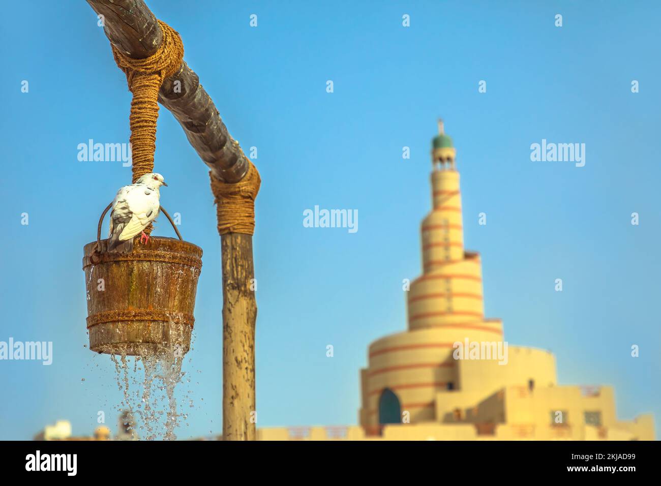 Nahaufnahme der Taube am alten Brunnen, einem berühmten Touristenort mitten im Souk Waqif im Zentrum von Doha, Katar. Naher Osten, Arabische Halbinsel. Sonnig Stockfoto