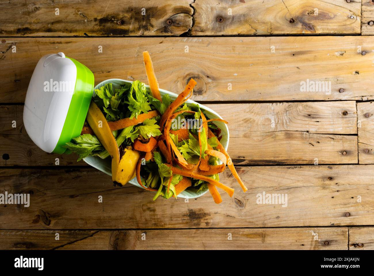 Gemeinkosten organischer Obst- und Gemüseabfälle im Kompostierbehälter für Küchen Stockfoto