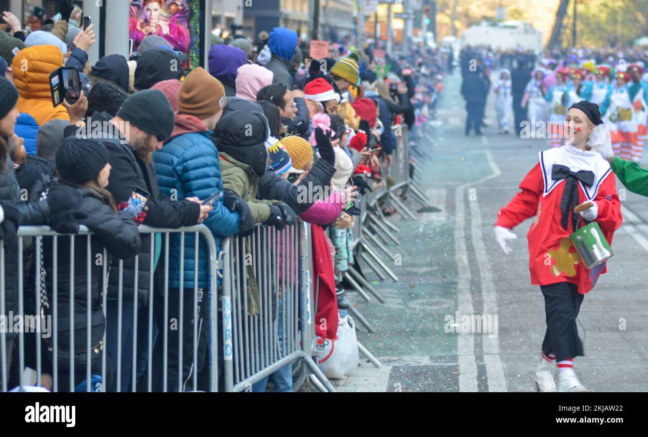 New York, USA. 24.. November 2022. Tausende nahmen an der jährlichen Macy's Thanksgiving Day Parade entlang der Fifth Avenue in New York City Teil. (Foto: Ryan Rahman/Pacific Press) Kredit: Pacific Press Media Production Corp./Alamy Live News Stockfoto